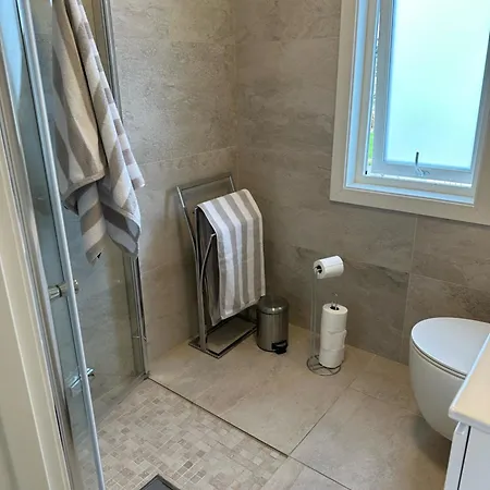 Utleie Av Romslig Og Velutstyrt 10 Minutter Fra Sentrum For Opptil 4 Personer דירה