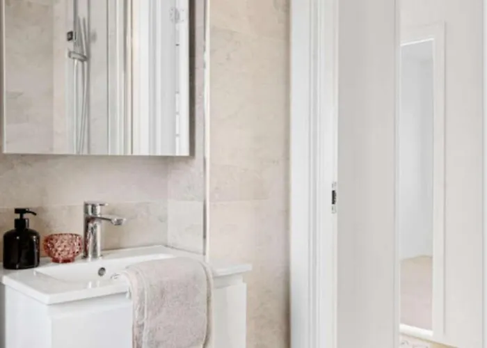 Utleie Av Romslig Og Velutstyrt 10 Minutter Fra Sentrum For Opptil 4 Personer Apartment